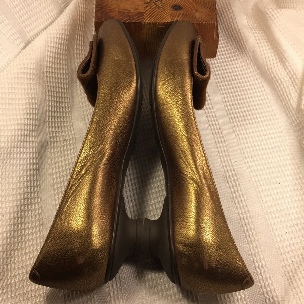 Hogan made in Italy metallic leather kitty .5”heel